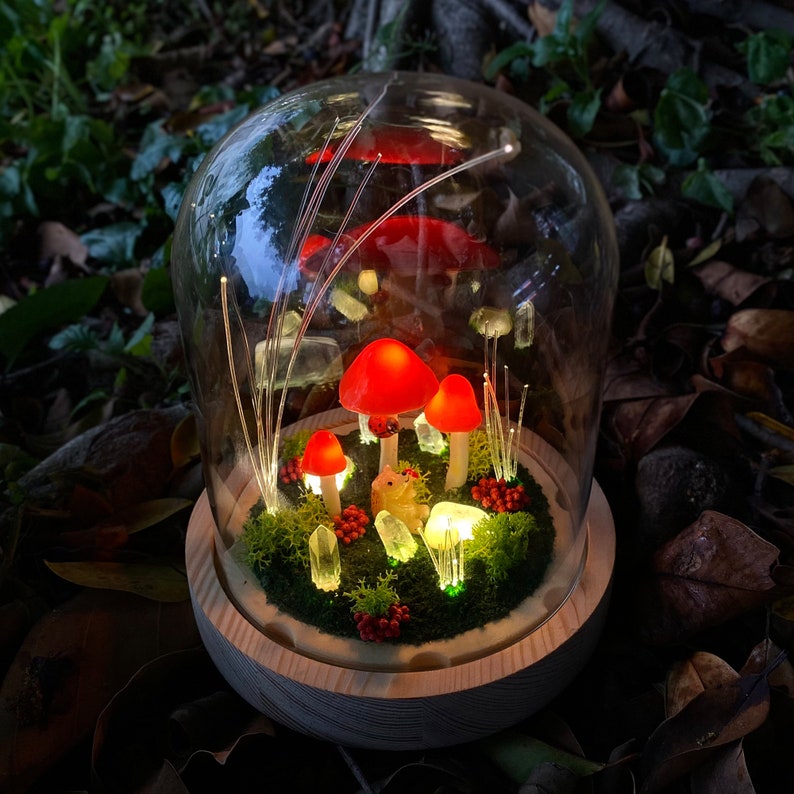 Red Mushroom Night Light with Hedgehog and Ladybug, Fiber Optic Crystal Lamp, 17 x 14 x 14 cm, USB and Battery Powered