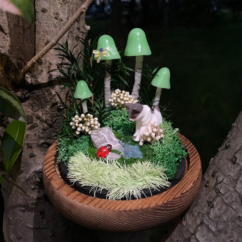 Green Mushroom Night Light with Cat, Ladybug and Dragonfly, Glass Dome, Battery or USB Powered, 17 cm