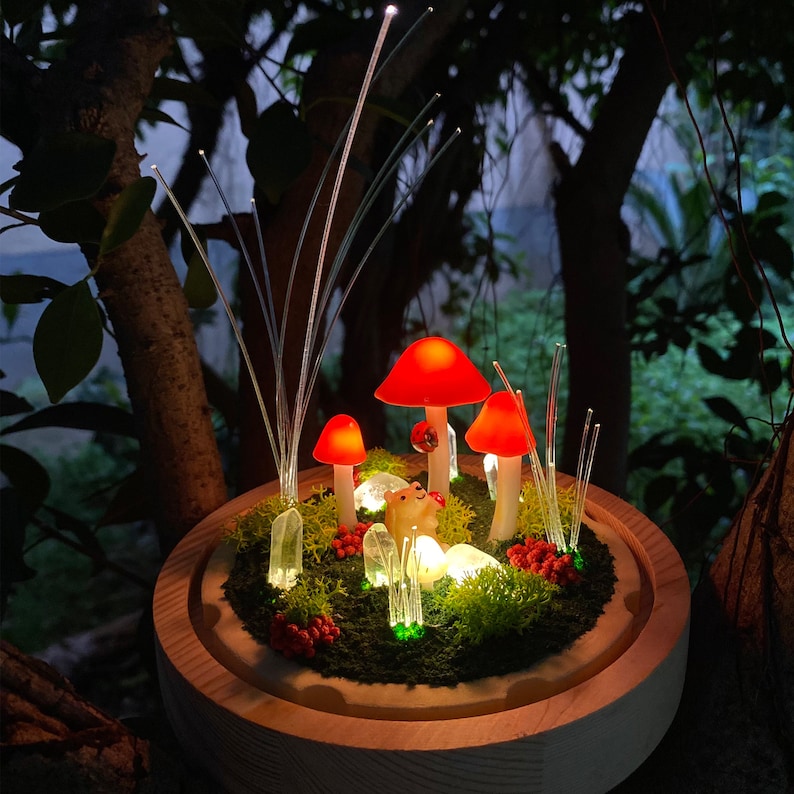 Red Mushroom Night Light with Hedgehog and Ladybug, Fiber Optic Crystal Lamp, 17 x 14 x 14 cm, USB and Battery Powered