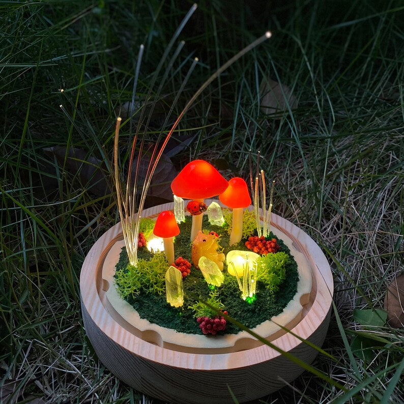 Red Mushroom Night Light with Hedgehog and Ladybug, Fiber Optic Crystal Lamp, 17 x 14 x 14 cm, USB and Battery Powered