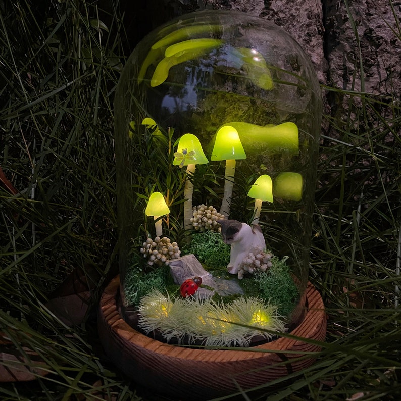 Green Mushroom Night Light with Cat, Ladybug and Dragonfly, Glass Dome, Battery or USB Powered, 17 cm