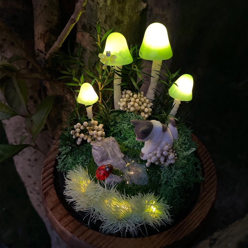 Green Mushroom Night Light with Cat, Ladybug and Dragonfly, Glass Dome, Battery or USB Powered, 17 cm