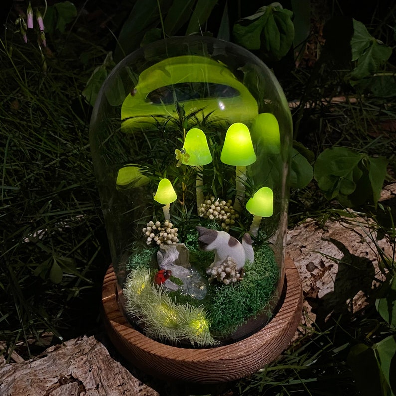 Green Mushroom Night Light with Cat, Ladybug and Dragonfly, Glass Dome, Battery or USB Powered, 17 cm