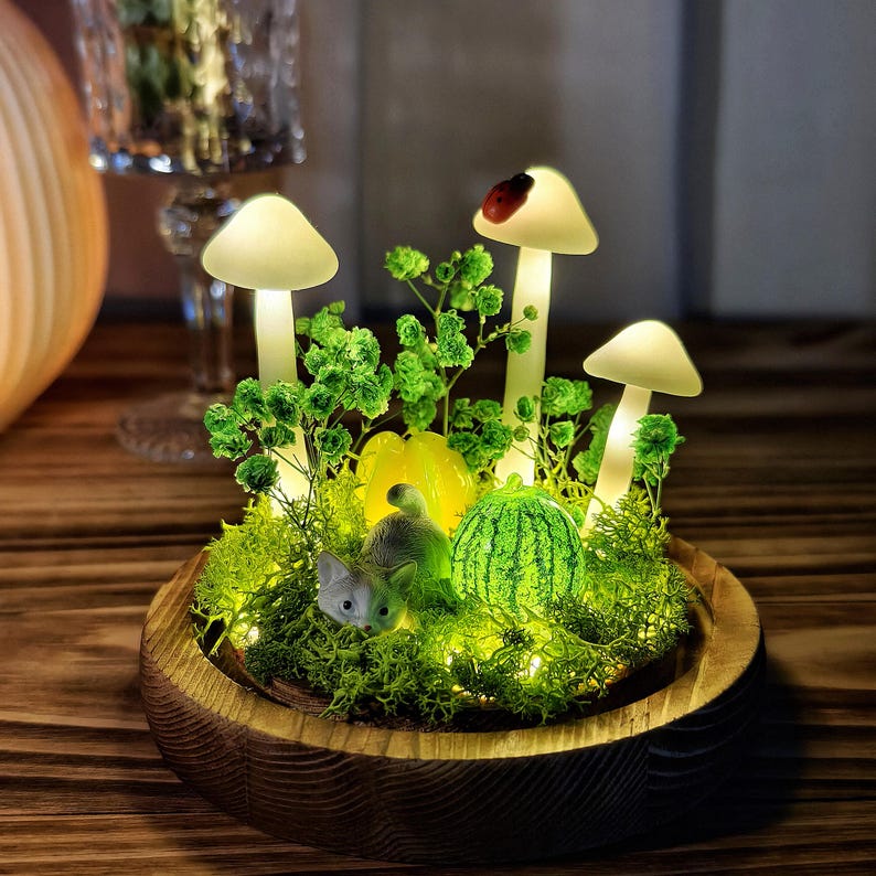 LED Mushroom Night Light with Cat, Handmade Dried Flower Moss Lamp, Wooden Base, 12cm Diameter, 17.5cm Height, Battery or USB Powered