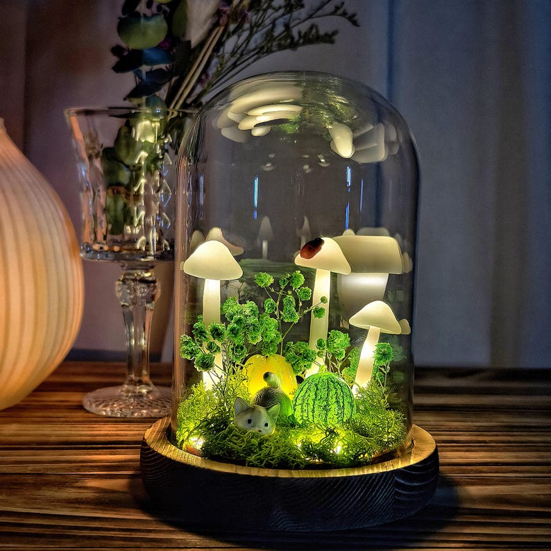 LED Mushroom Night Light with Cat, Handmade Dried Flower Moss Lamp, Wooden Base, 12cm Diameter, 17.5cm Height, Battery or USB Powered
