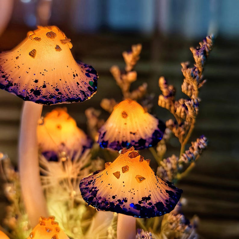 LED Mushroom Night Light with Dried Flowers and Wooden Base, 12cm Diameter, 17.5cm Height, Handmade Bedside Lamp
