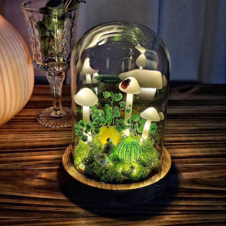 LED Mushroom Night Light with Cat, Handmade Dried Flower Moss Lamp, Wooden Base, 12cm Diameter, 17.5cm Height, Battery or USB Powered