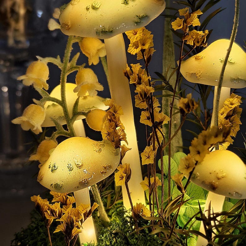 Handmade LED Mushroom Lamp with Dried Flowers and Wooden Base, 12cm Diameter, 17.5cm Height, Battery or USB Powered