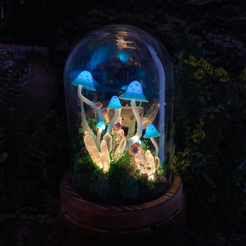 Blue Mushroom Crystal Cluster LED Night Light with Wooden Base, Glass Dome, Fantasy Forest Lamp, 17 x 12 x 12 cm