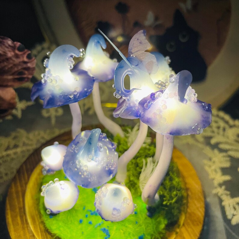 Mushroom Night Light Glass & Clay Lamp with Butterfly, Dried Flowers and Wooden Base, Battery or USB Powered, 12 cm
