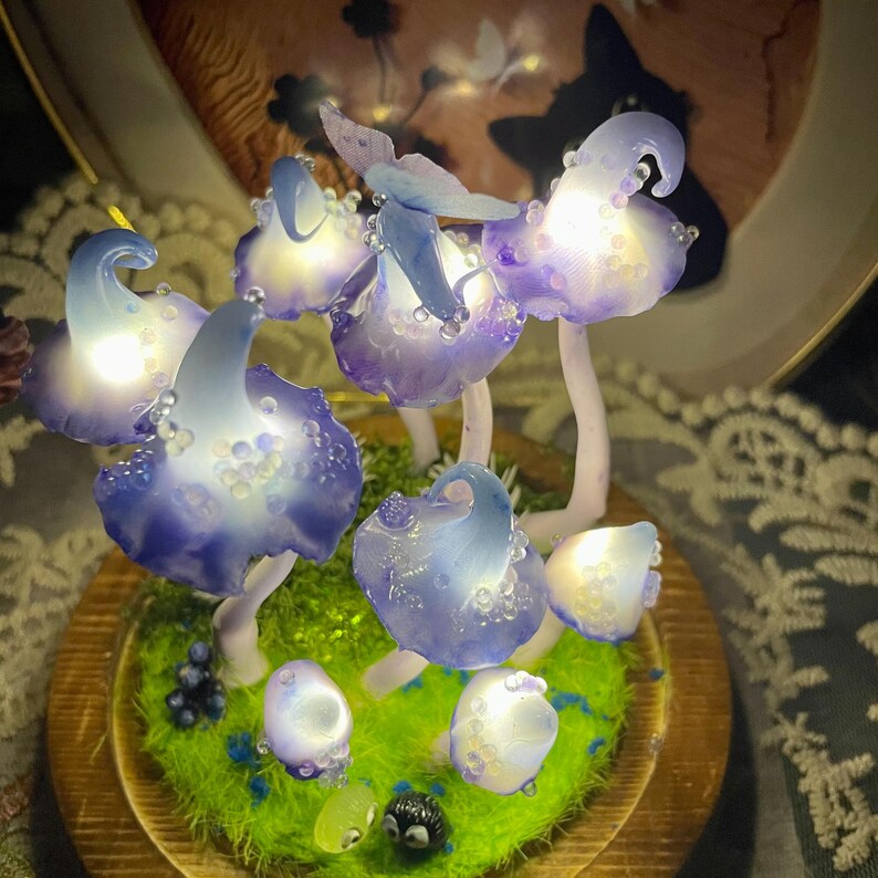 Mushroom Night Light Glass & Clay Lamp with Butterfly, Dried Flowers and Wooden Base, Battery or USB Powered, 12 cm