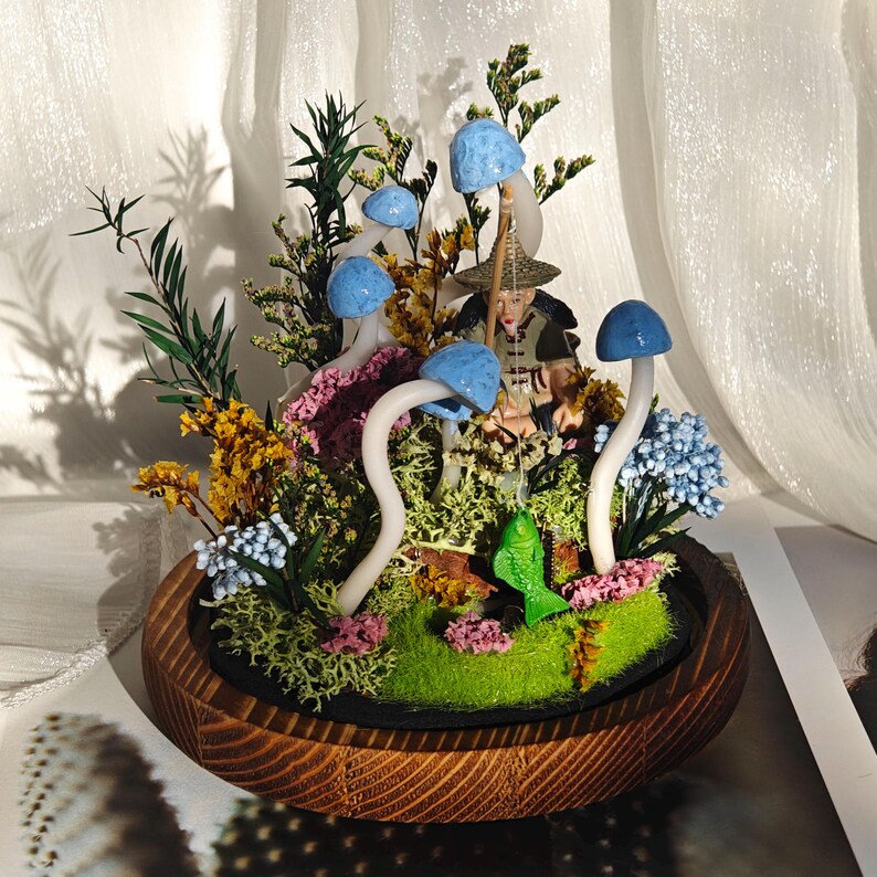 LED Mushroom Lamp with Dried Flower and Moss Decor, Battery or USB Powered Night Light, 16x10x10 cm and 18x12x12 cm Sizes