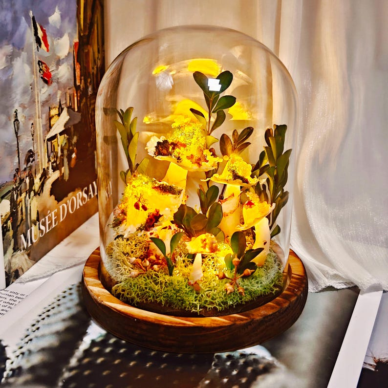 Mushroom Lamp with Dried Flowers, LED Night Light, Handmade Home Decor, Battery or USB Powered, 16 cm