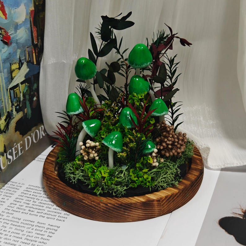 Green Mushroom LED Night Light, Hand-Sculpted Glowing Lamp with Natural Moss, Battery or USB Powered, 16x10x10 cm