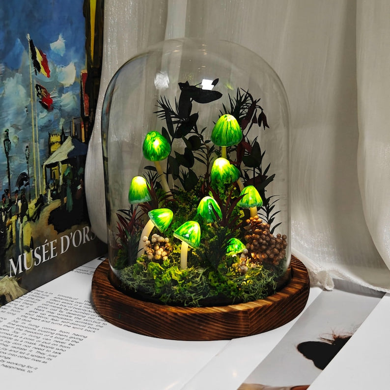 Green Mushroom LED Night Light, Hand-Sculpted Glowing Lamp with Natural Moss, Battery or USB Powered, 16x10x10 cm