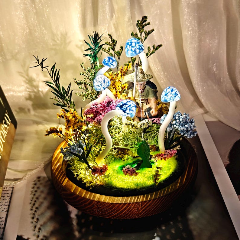 LED Mushroom Lamp with Dried Flower and Moss Decor, Battery or USB Powered Night Light, 16x10x10 cm and 18x12x12 cm Sizes