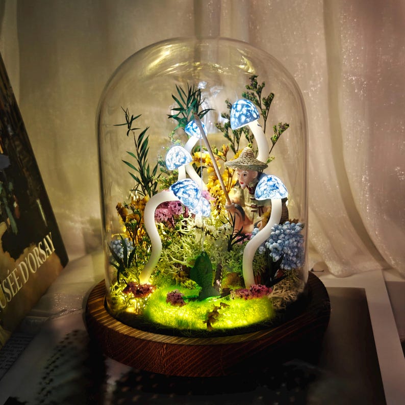 LED Mushroom Lamp with Dried Flower and Moss Decor, Battery or USB Powered Night Light, 16x10x10 cm and 18x12x12 cm Sizes