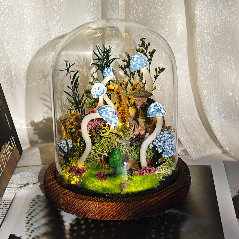 LED Mushroom Lamp with Dried Flower and Moss Decor, Battery or USB Powered Night Light, 16x10x10 cm and 18x12x12 cm Sizes