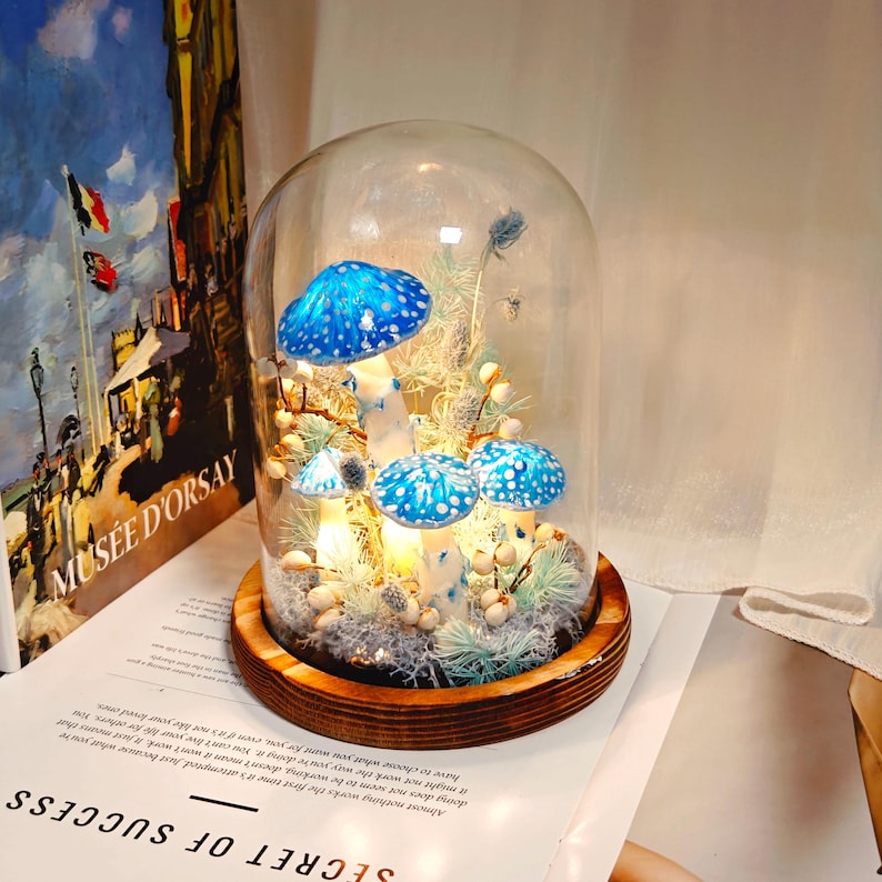 LED Mushroom Night Light, Handcrafted Bedside Lamp with Natural Moss, Battery or USB Powered, 16x10x10 cm