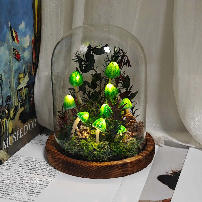 Green Mushroom LED Night Light, Hand-Sculpted Glowing Lamp with Natural Moss, Battery or USB Powered, 16x10x10 cm