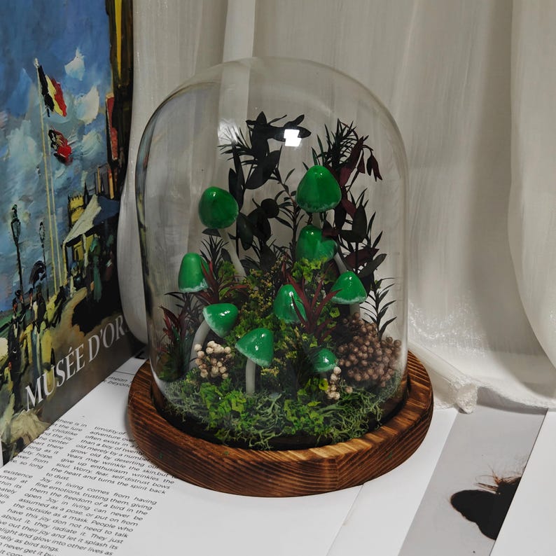 Green Mushroom LED Night Light, Hand-Sculpted Glowing Lamp with Natural Moss, Battery or USB Powered, 16x10x10 cm