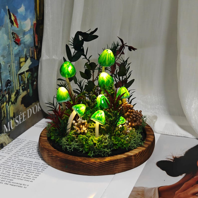 Green Mushroom LED Night Light, Hand-Sculpted Glowing Lamp with Natural Moss, Battery or USB Powered, 16x10x10 cm
