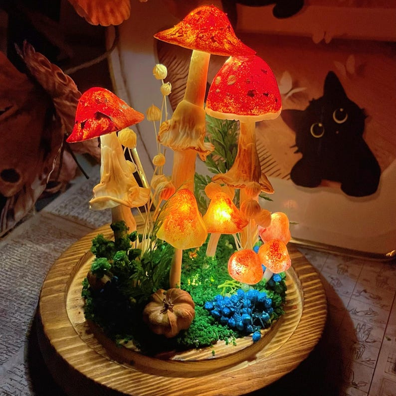 Red Mushroom Night Light with Dried Flowers and Vintage Pumpkin, Glass and Clay Table Lamp, Battery or USB Powered, 12 cm