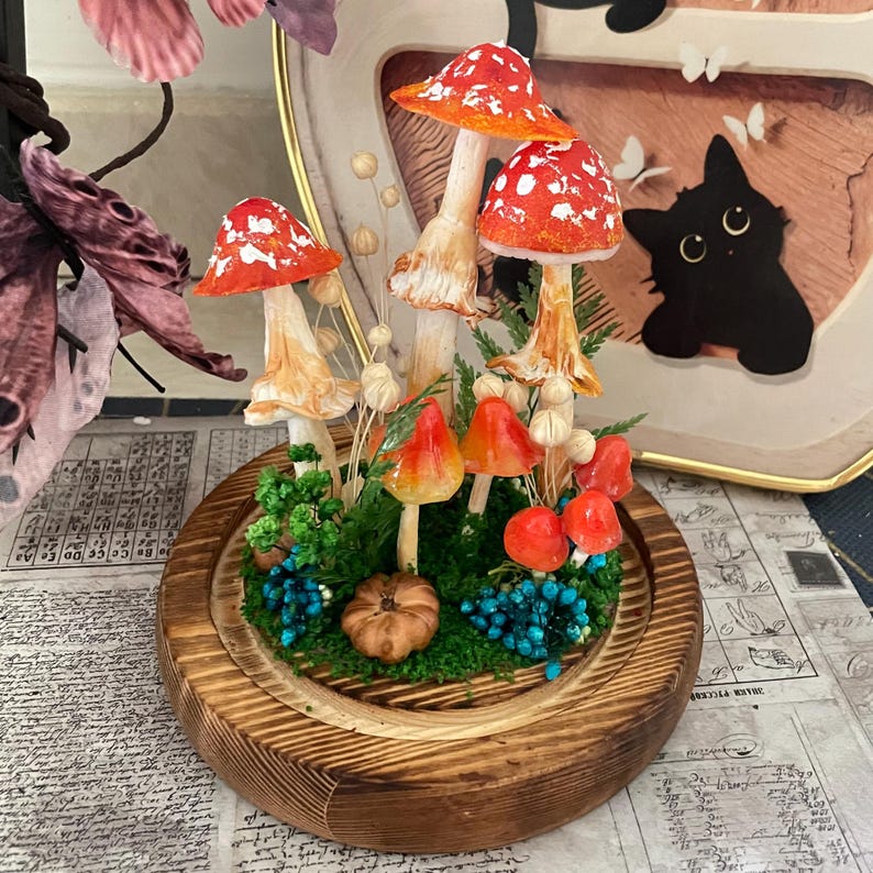 Red Mushroom Night Light with Dried Flowers and Vintage Pumpkin, Glass and Clay Table Lamp, Battery or USB Powered, 12 cm